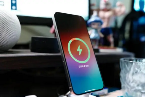 芮城苹果15换屏服务分享用什么充电器给iPhone15充电更好 